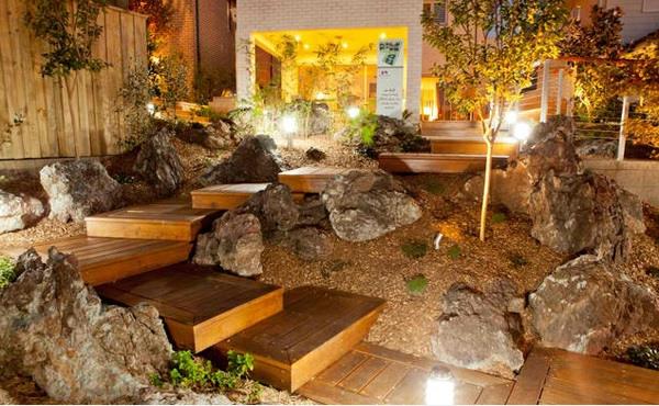 σκάλες κήπου πέτρα ξύλο εξωραϊσμός φωτισμός κήπου