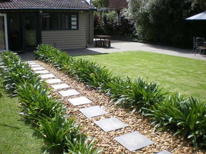 πλακόστρωτο μονοπάτι κήπου διακοσμημένο με χαλίκι