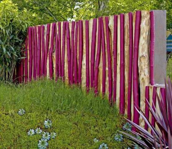 Κορμός δέντρου φράχτη κήπου σε ροζ χρώμα