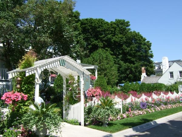 φράχτη κήπου και σύνορα παλιά ξύλινη ιδέα ροζ λουλούδια εξωτικά