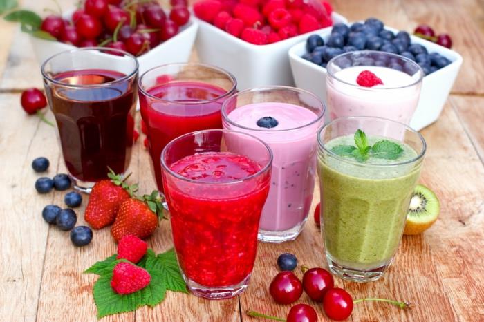 ώρα κήπου καλοκαιρινή ώρα smoothies φρέσκα φρούτα φράουλες βατόμουρα ακτινίδια κεράσια