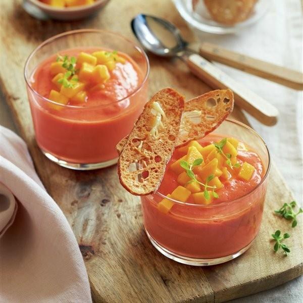 Συνταγή Gazpacho κρύα σούπα ντομάτας σε ποτήρια