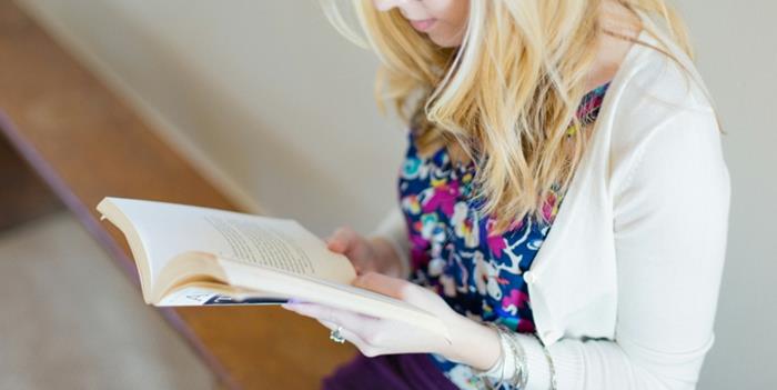διαβάζοντας υπομονετικά τις συμβουλές του βιβλίο διαβάζει κορίτσι