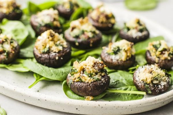 Προετοιμασία γεμισμένων vegan μανιταριών για το μενού της παραμονής της Πρωτοχρονιάς