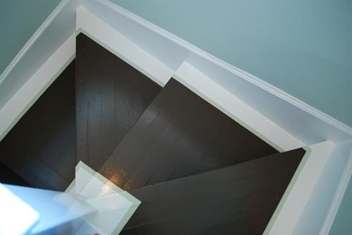 έγχρωμη σκάλα σπειροειδής σκάλα σε σκούρο καφέ
