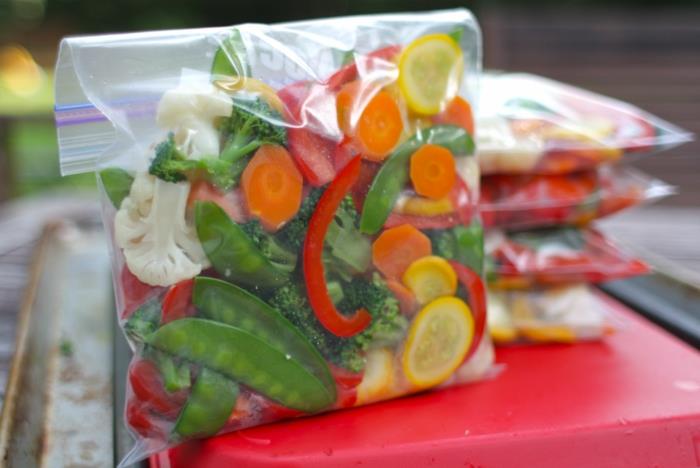 Αποθηκεύστε κατεψυγμένα φρούτα και λαχανικά σε σακούλες στο χώρο του καταψύκτη