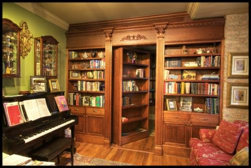 μυστική πόρτα ξύλο γυαλιστερή επιφάνεια λακαρισμένη παίζοντας πιάνο