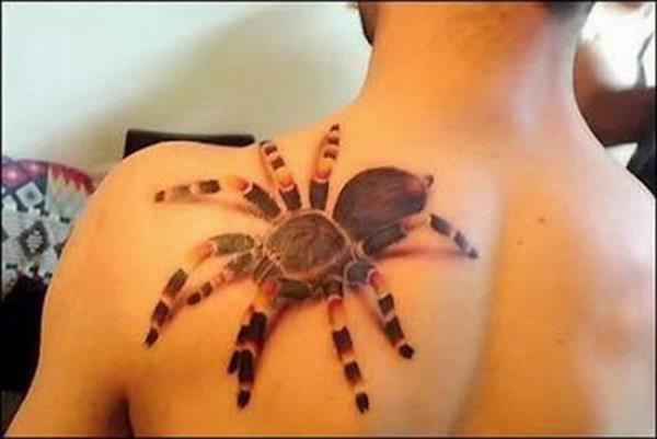 Τρισδιάστατα τατουάζ αράχνης στην πλάτη