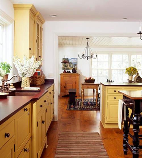 κίτρινα ντουλάπια επίπλων κουζίνας ράφια σκοτεινή επιφάνεια ντεμοντέ