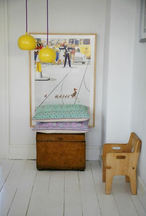 κίτρινη λευκή κρεμαστή λάμπα παιδικό δωμάτιο μικρή ξύλινη καρέκλα