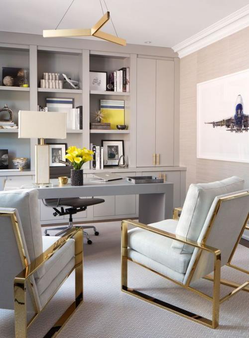 κίτρινες πινελιές στο γραφείο του σπιτιού έμπνευση κομψά έπιπλα άνετη πολυθρόνα γκρι μπεζ τραπέζι εργασίας
