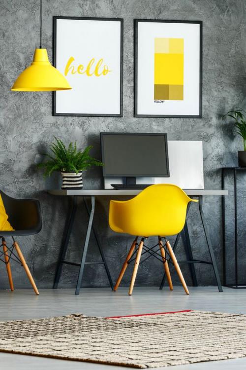 κίτρινες πινελιές στο γραφείο του σπιτιού έμπνευση γκρι ταπετσαρία τοίχος κίτρινη πολυθρόνα κίτρινη κρεμαστή λάμπα ανθοδοχείο τοιχογραφίες PC
