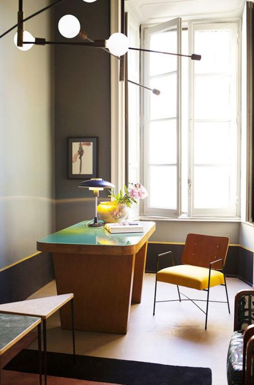 κίτρινες πινελιές στο σπίτι γραφείο έμπνευση μεγάλο παράθυρο στρογγυλεμένο γραφείο καρέκλα επιτραπέζιο φωτιστικό στρογγυλό βάζο με λουλούδια οπτική ισορροπία