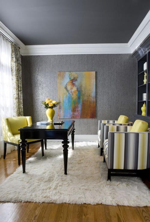 κίτρινες πινελιές στο γραφείο του σπιτιού έμπνευση καλλιτεχνικό σχέδιο κίτρινη πολυθρόνα μαύρο τραπέζι τοιχογραφία ριγέ πολυθρόνα δεξιά