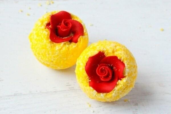 κίτρινες μπάλες μπάνιου φτιάξτε μόνοι σας κόκκινο τριαντάφυλλο
