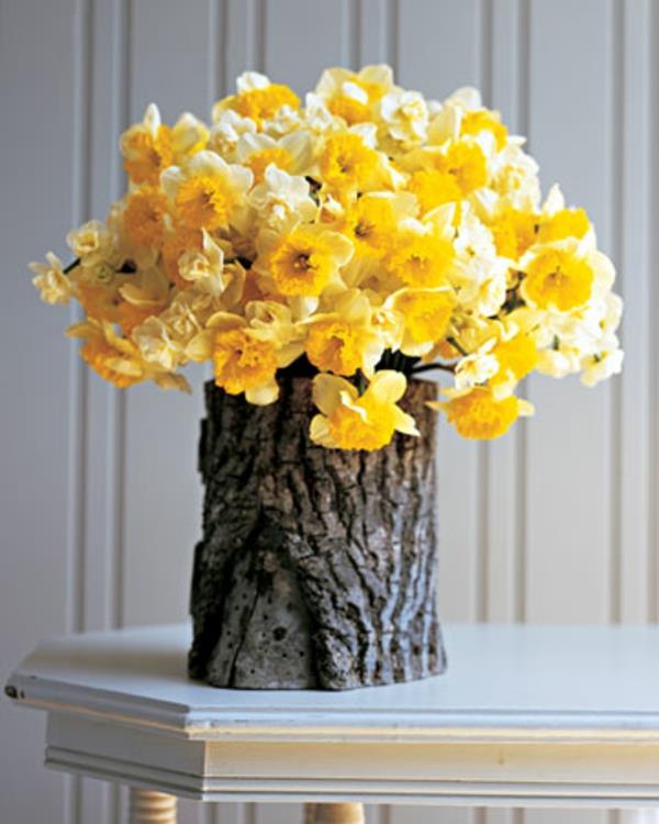 κίτρινο νάρκισσο δροσερή ιδέα διακόσμησης δέντρο κούτσουρο βάζο μόνοι σας