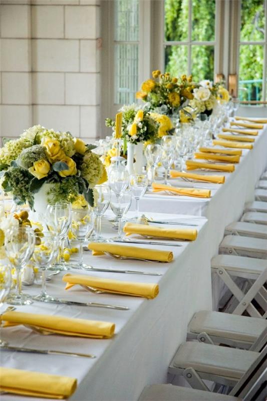 οι κίτρινες χαρτοπετσέτες φέρνουν χρώμα στο τραπέζι
