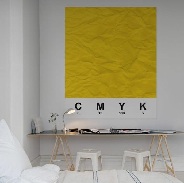 κίτρινη ταπετσαρία με μοτίβο που διακοσμεί το δημιουργικό σχεδιασμό τοίχου της αίθουσας μελέτης