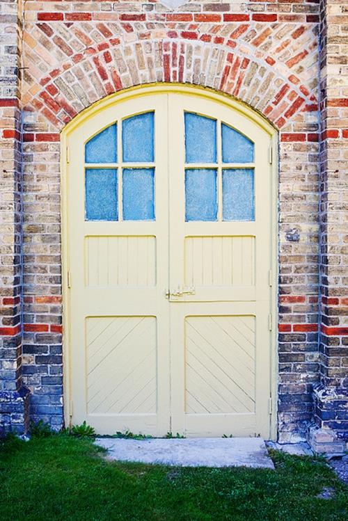 πολύχρωμη πόρτα εισόδου μπροστινή πόρτα τοίχοι από τούβλα ιδέα γυαλί μπροστά