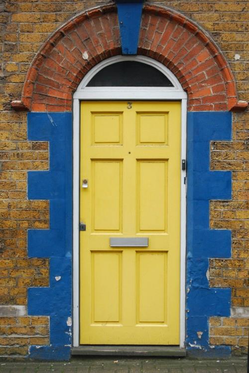 κίτρινος σχεδιασμός μπροστινής πόρτας αρχικός μπλε τοίχος από τούβλα