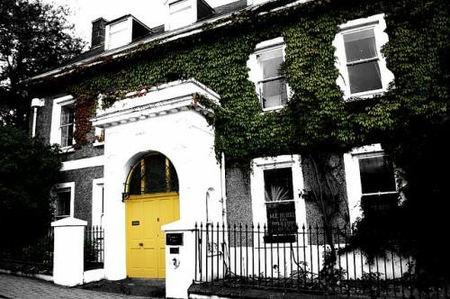 κίτρινη πόρτα εισόδου, πρωτότυπη, λαμπερή, παραμυθένια