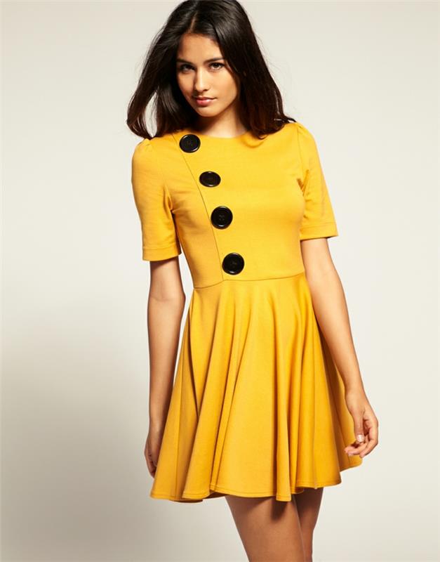 κίτρινο φόρεμα κοντά μαύρα κουμπιά