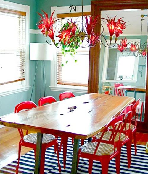 άνετο ξύλινο τραπέζι κόκκινες καρέκλες πολυέλαιος λουλούδι ιδέα μοτίβο