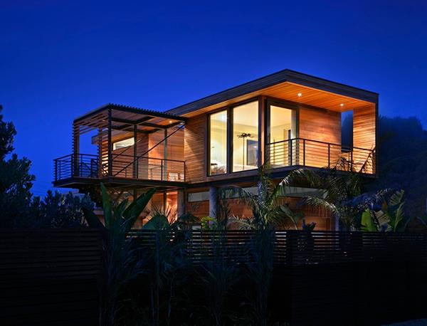 έξυπνος σχεδιασμός σπιτιού φωτισμός ξύλινης πρόσοψης