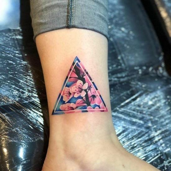 γεωμετρικό κεράσι τατουάζ τρίγωνο κάτω πόδι