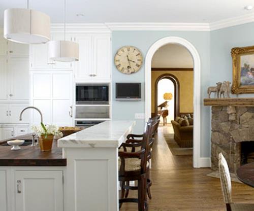συνολική εμφάνιση λευκό παστέλ χρώματα μπλε τοίχος κουζίνα ανοιχτή