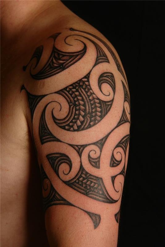 καμπύλα μοτίβα maoir τατουάζ ώμου