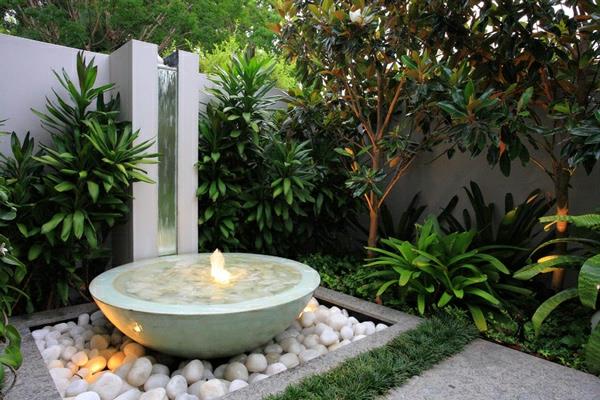 Σχεδιάστε όμορφο μπολ νερού κήπου γύρω από φωτεινό σιντριβάνι