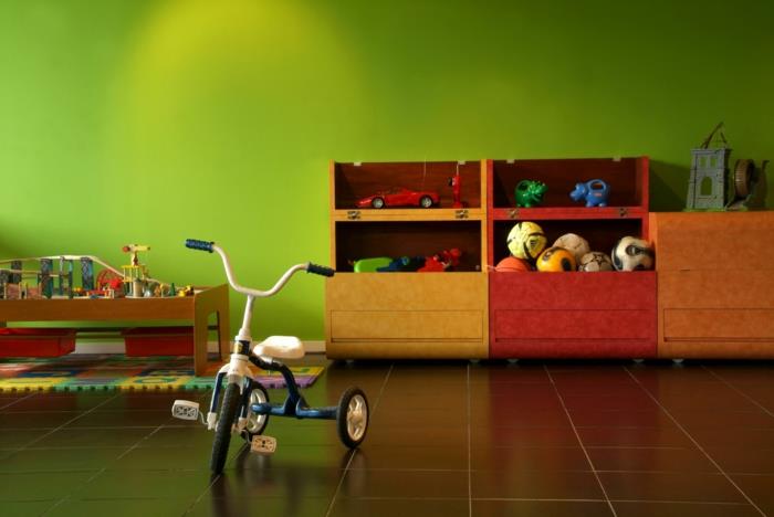 σχεδιασμός παιδικού δωματίου πράσινοι τοίχοι πλακάκια δαπέδου ανοιχτά ράφια