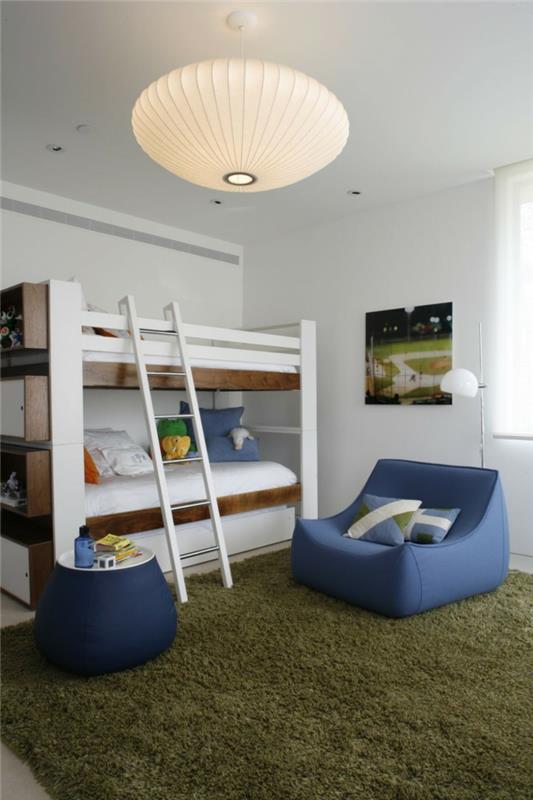 σχεδιασμός παιδικού δωματίου πράσινο χαλί παιδικό κρεβάτι σοφίτας λευκοί τοίχοι