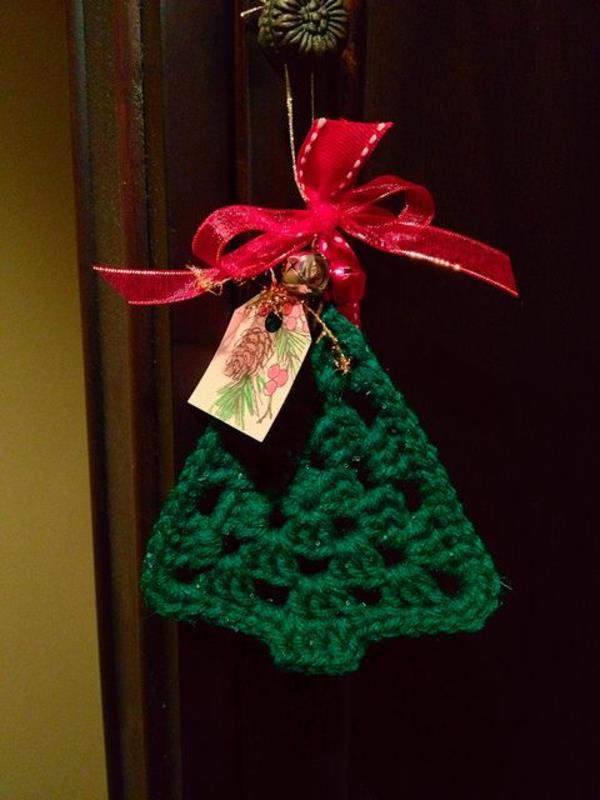 πλεκτές ιδέες χειροτεχνίας χριστουγεννιάτικη διακόσμηση έλατο πράσινη κόκκινη κορδέλα
