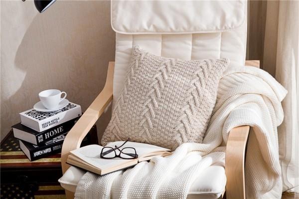 πλεκτές θήκες μαξιλαριών ρίχνουν μαξιλάρια ιδέες μπεζ καρέκλες ανάγνωσης