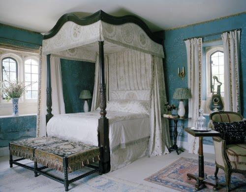 Κορεσμένο μπλε κρεβάτι με ουρανό σε εσωτερικό υπνοδωμάτιο