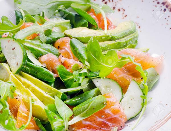 χάστε βάρος υγιεινά Η σαλάτα με τα ψάρια έχει νόστιμη γεύση σας κάνει υγιείς
