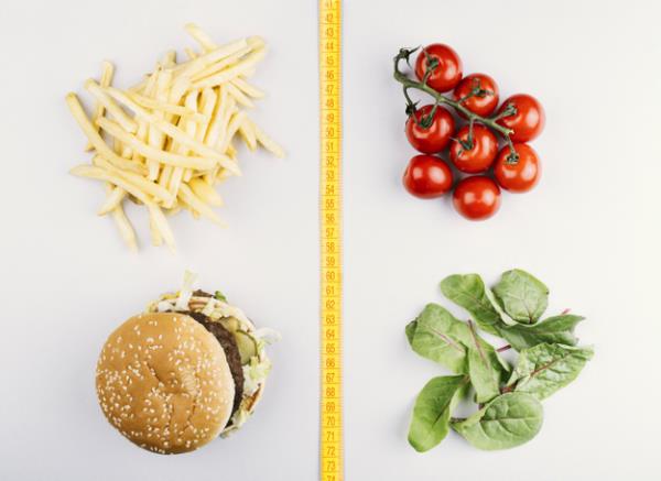 υγιεινή απώλεια βάρους φρέσκα λαχανικά επιλέξτε ντομάτα σπανάκι αντί για πατάτες χάμπουργκερ