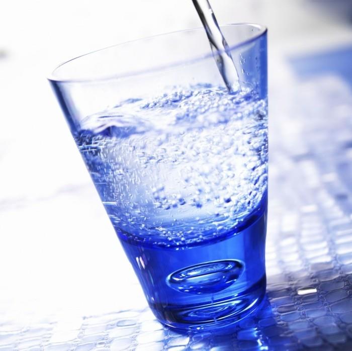συμβουλές για υγιεινή ζωή πίνουν περισσότερο νερό στο χώρο εργασίας