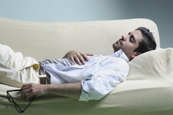 υγιεινό ύπνο χαλαρώστε καναπές άνθρωπος