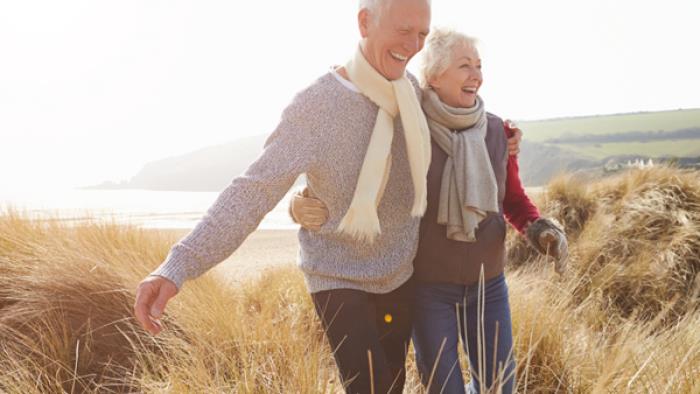 Μείνοντας υγιείς και ευτυχισμένοι το χειμώνα Οι ηλικιωμένοι κάνουν βόλτες στον καθαρό αέρα