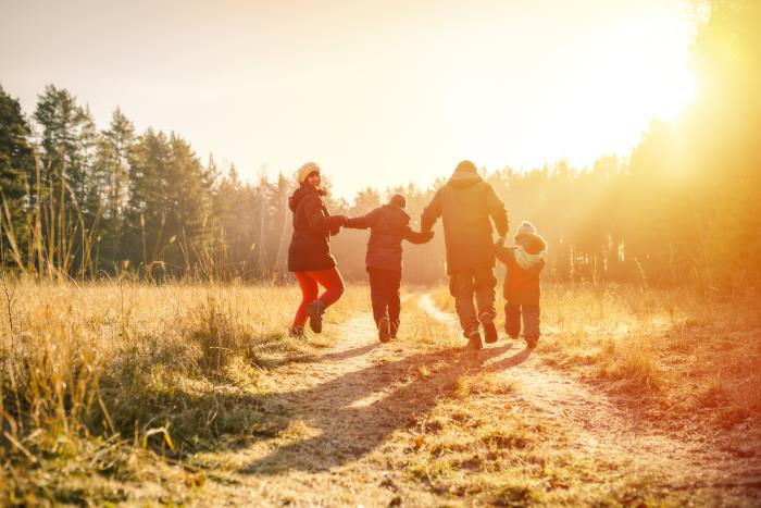 μείνετε υγιείς και ευτυχισμένοι το χειμώνα όλη η οικογένεια δύο παιδιά πηγαίνουν βόλτα μια ηλιόλουστη χειμωνιάτικη μέρα
