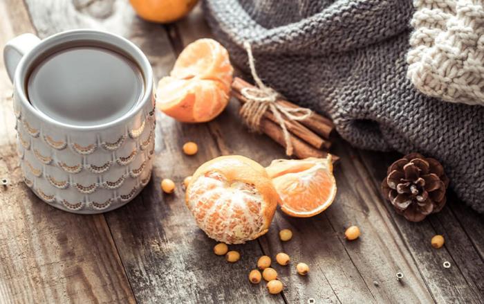 μείνετε υγιείς και χαρούμενοι το χειμώνα τυπικά αρώματα πορτοκάλια κανέλα κουκουνάρια κουκουνάρι αρωματικό τσάι