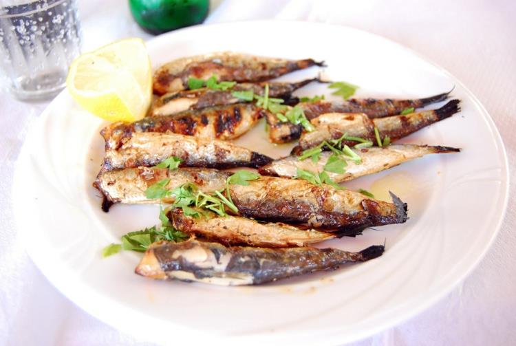 υγιεινή διατροφή πιάτα με ψάρι απλά και υγιεινά
