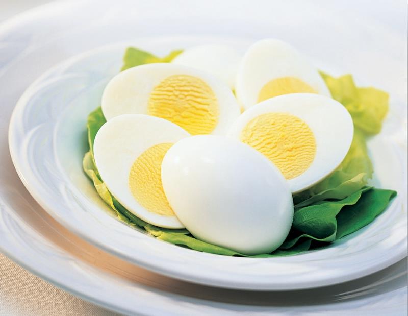υγιεινή τροφή για παιδιά βραστά αυγά για πρωινό