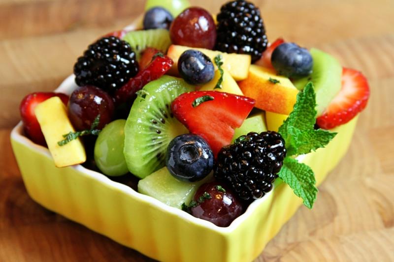 υγιεινή διατροφή για τα παιδιά τρώνε πολλά φρούτα