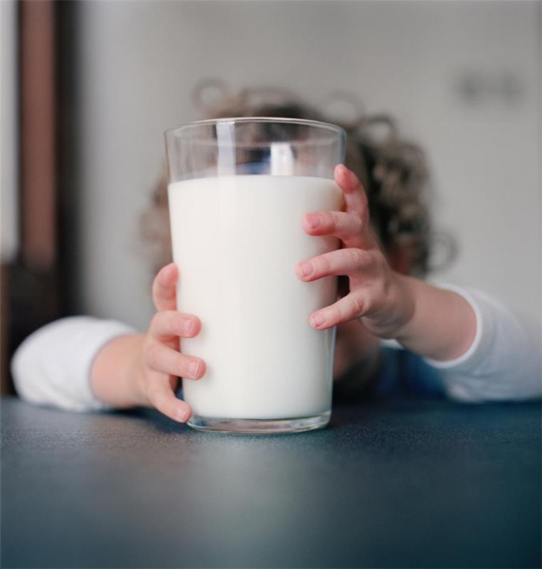 υγιεινή διατροφή για τα παιδιά πίνουν γάλα τακτικά