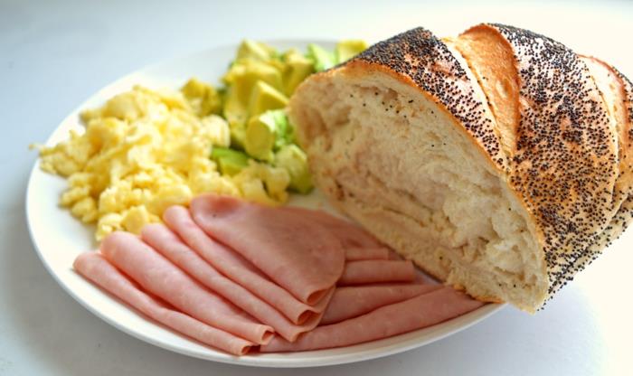 υγιεινή διατροφή ποικίλη τροφή κρέας αυγά ψωμί