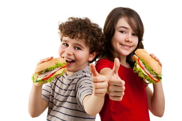 υγιεινή διατροφή για παιδιά που τρώνε σάντουιτς